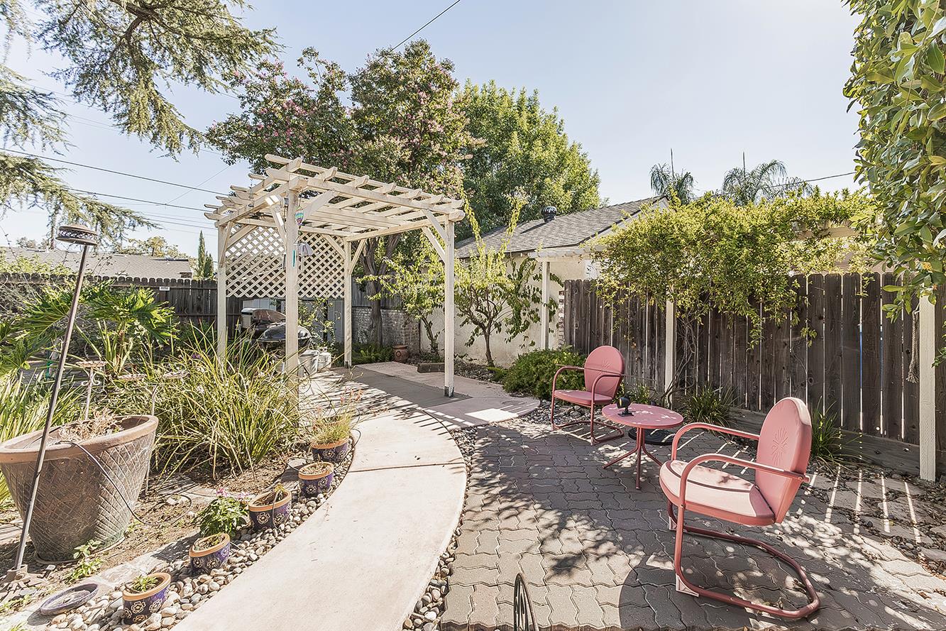 208 E Peralta Way, Fresno, CA 93704