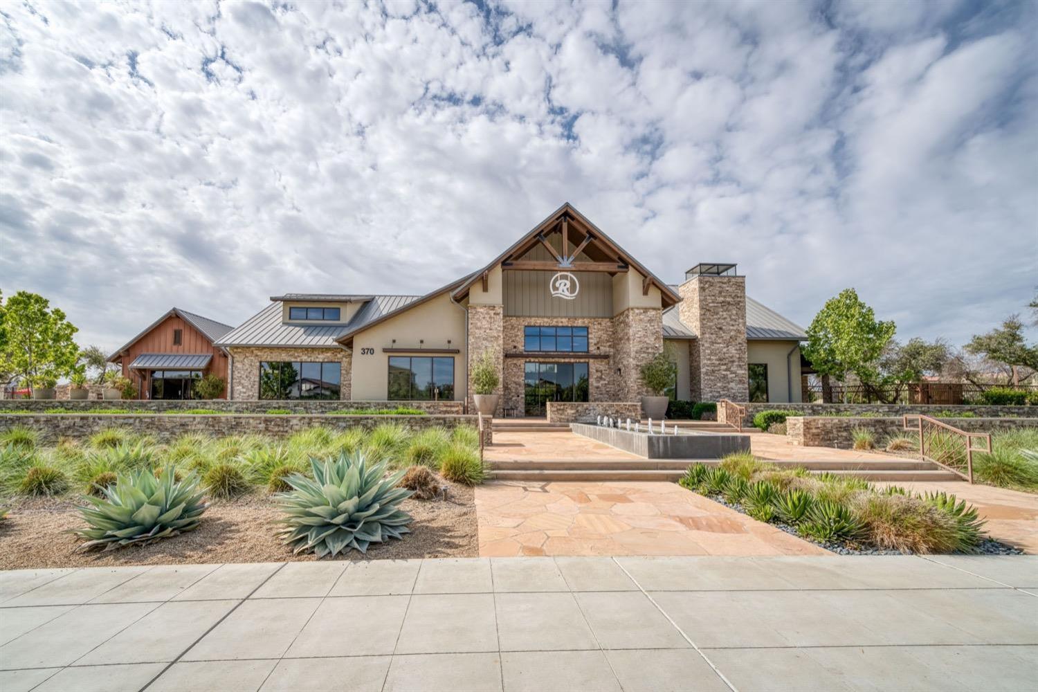 905 Wishon Ave W, Madera, CA 93636