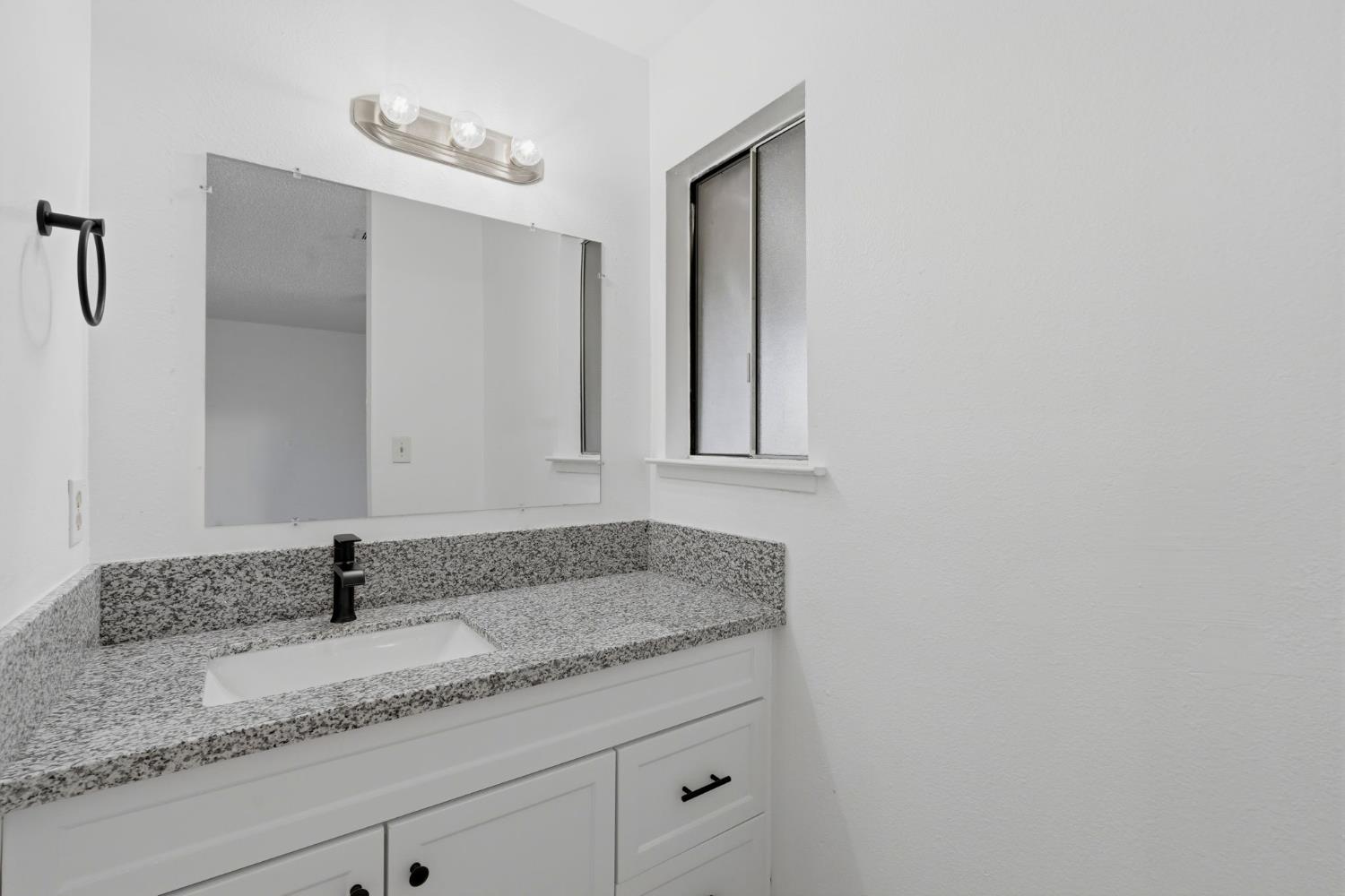 1221 N Peach Ave #112, Fresno, CA 93727