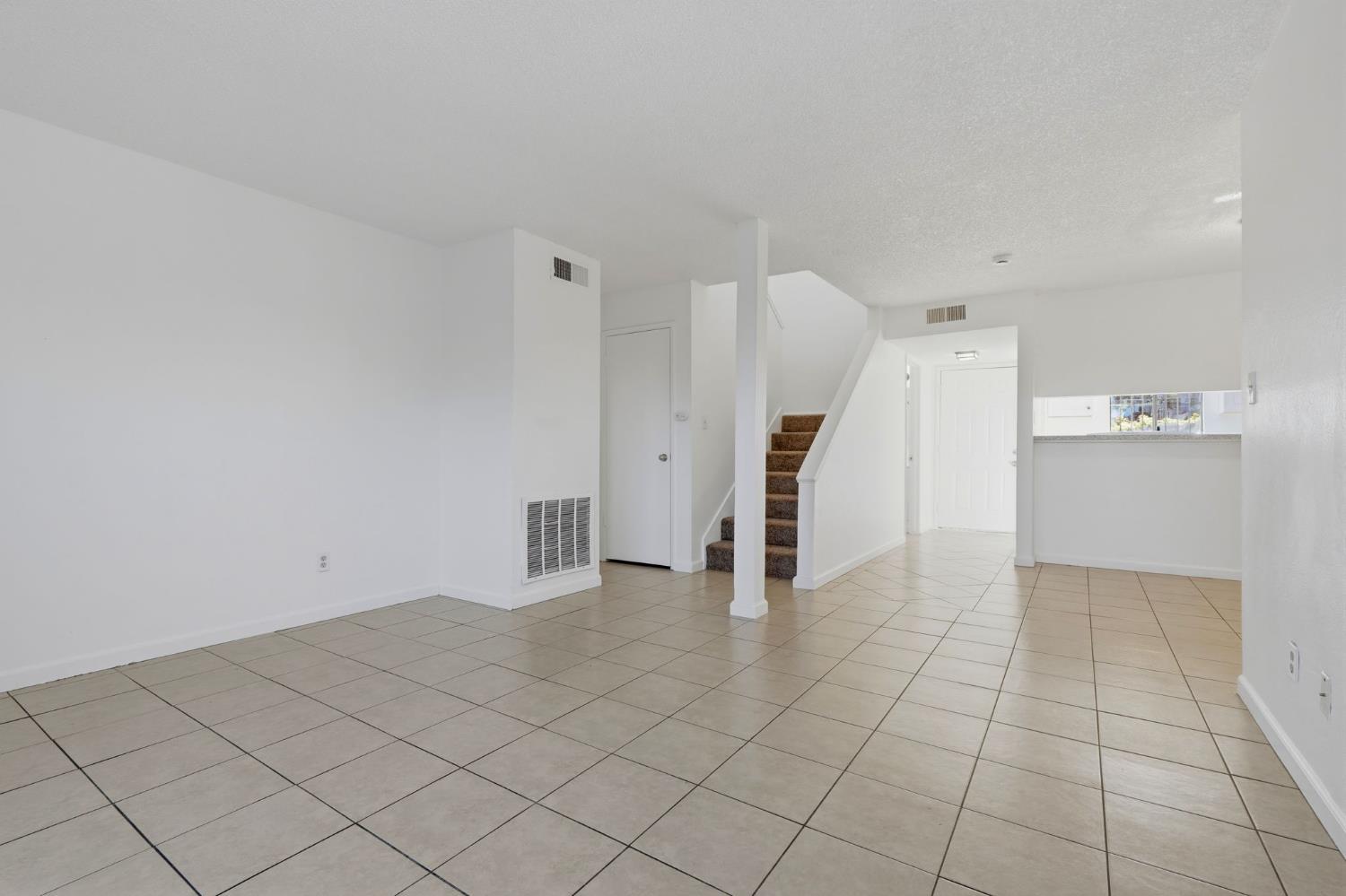 1221 N Peach Ave #112, Fresno, CA 93727