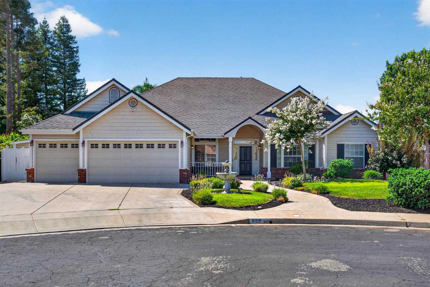602 Fallbrook Ave, Clovis, CA 93611