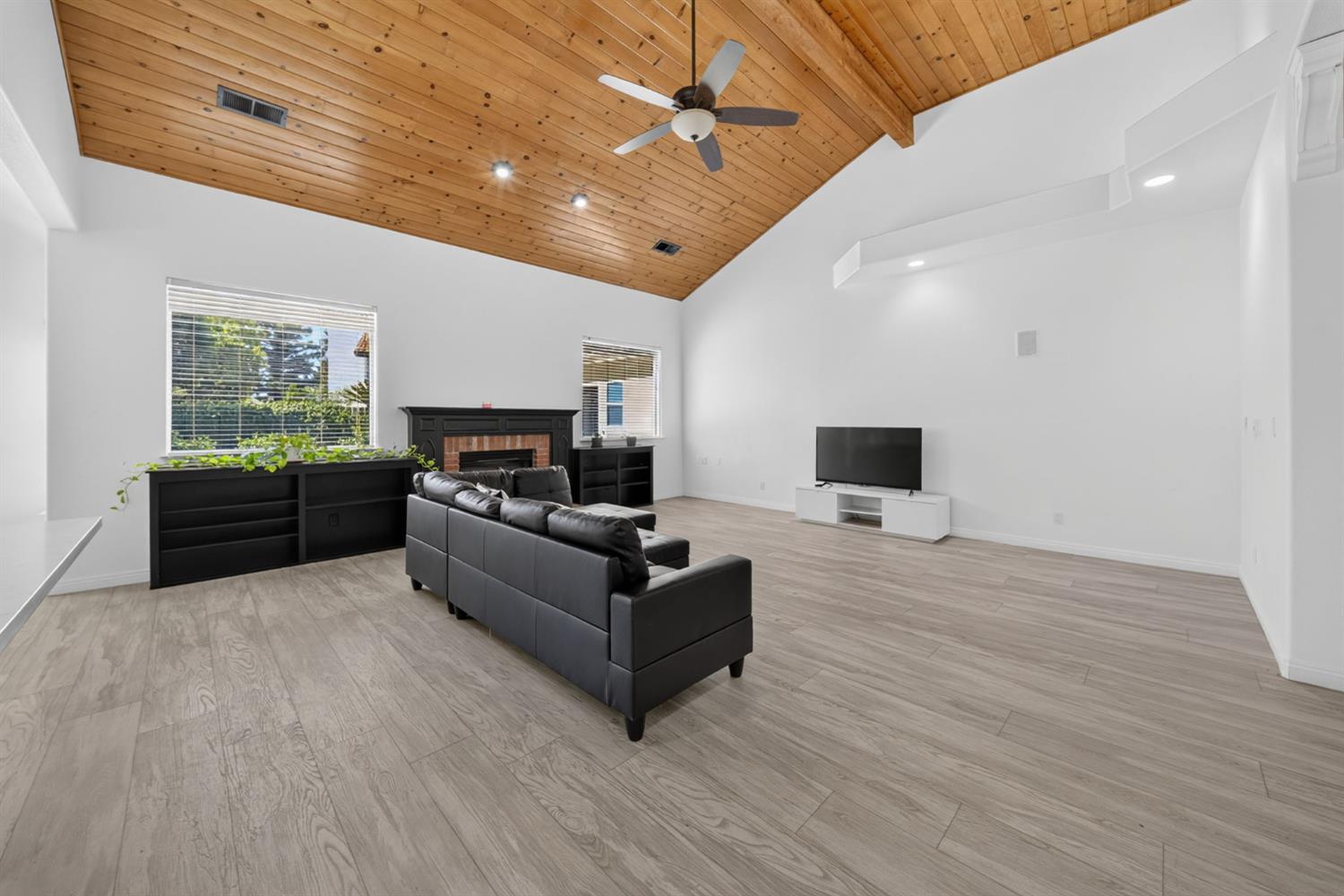 602 Fallbrook Ave, Clovis, CA 93611