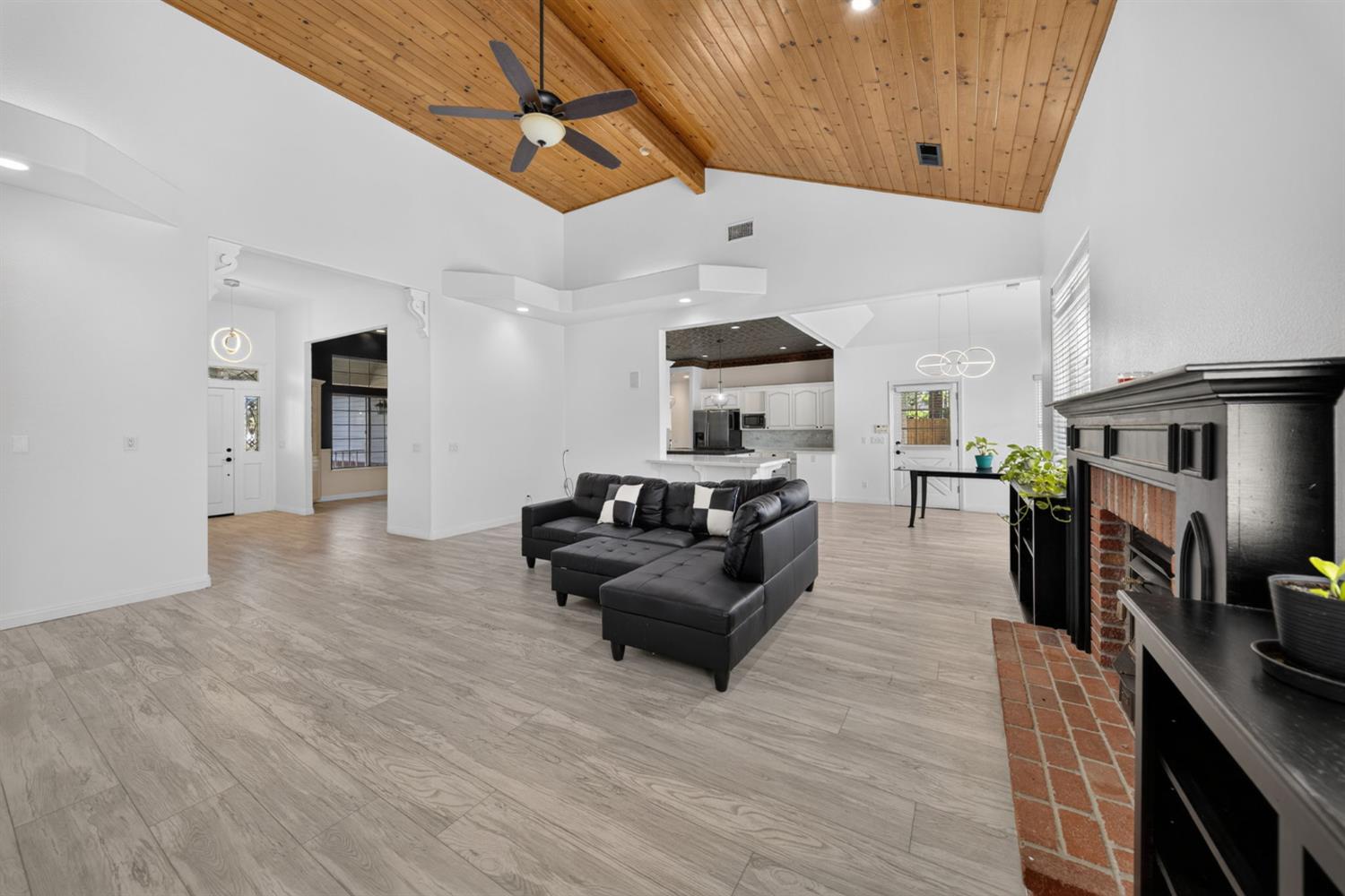 602 Fallbrook Ave, Clovis, CA 93611