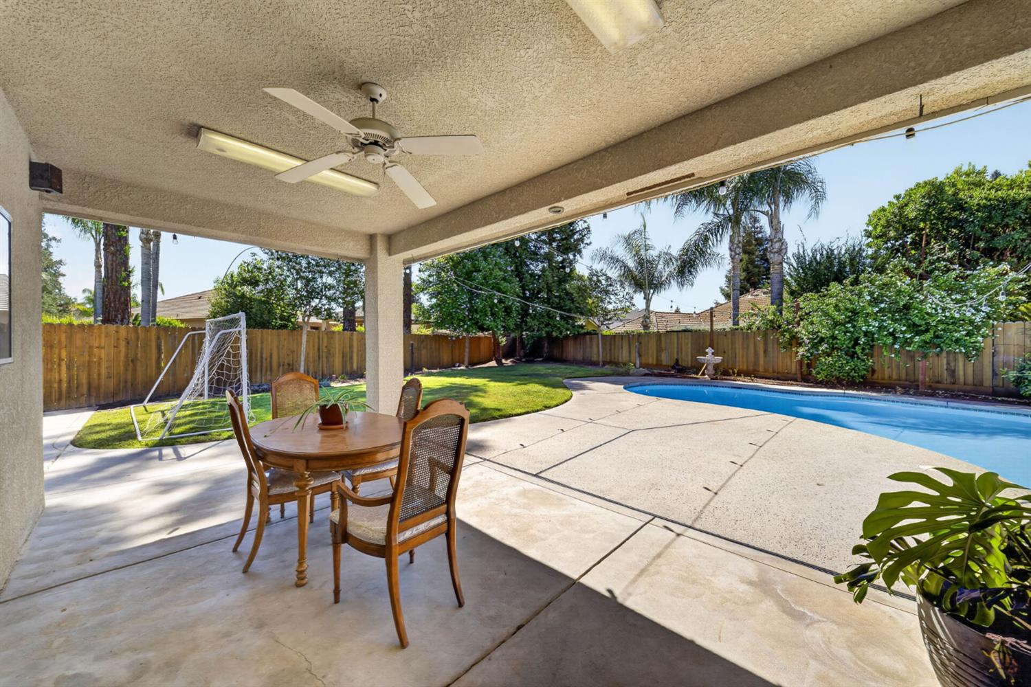602 Fallbrook Ave, Clovis, CA 93611