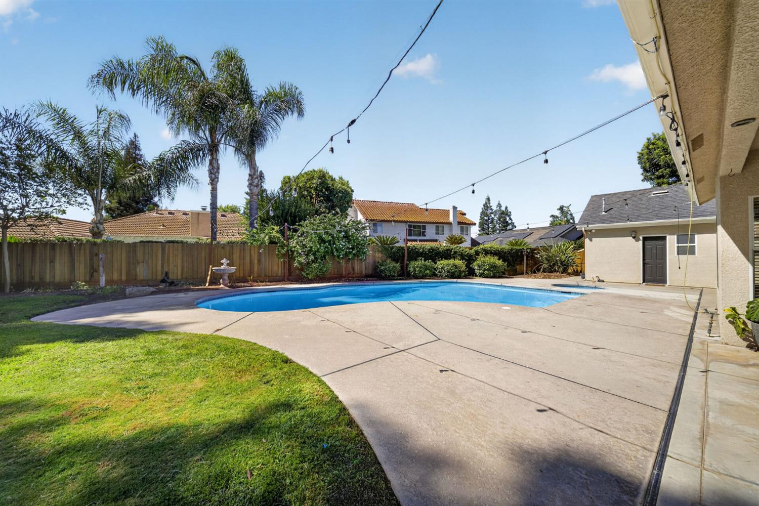 602 Fallbrook Ave, Clovis, CA 93611