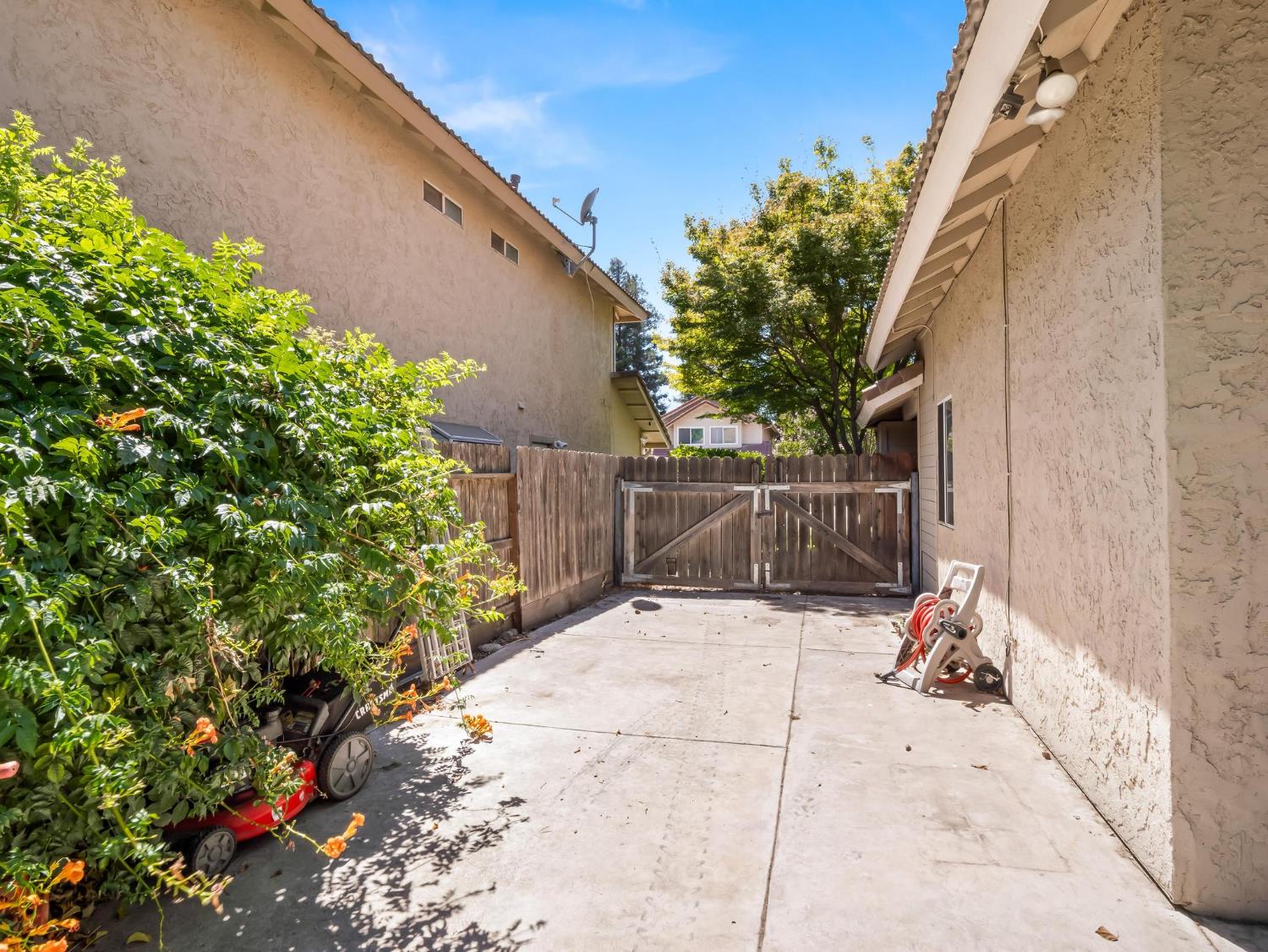 7740 N 8Th St, Fresno, CA 93720
