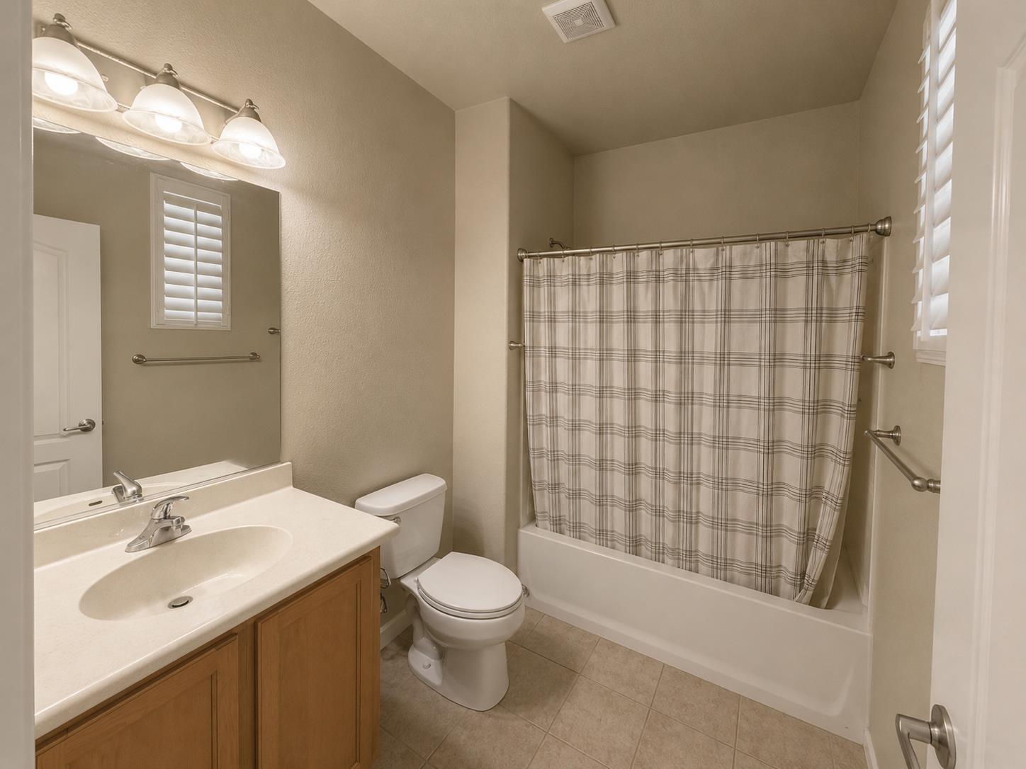 373 N Amedeo Ln, Clovis, CA 93611