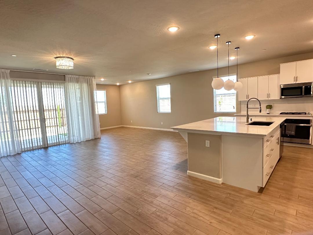 428 Cathedral Ct S, Madera, CA 93636