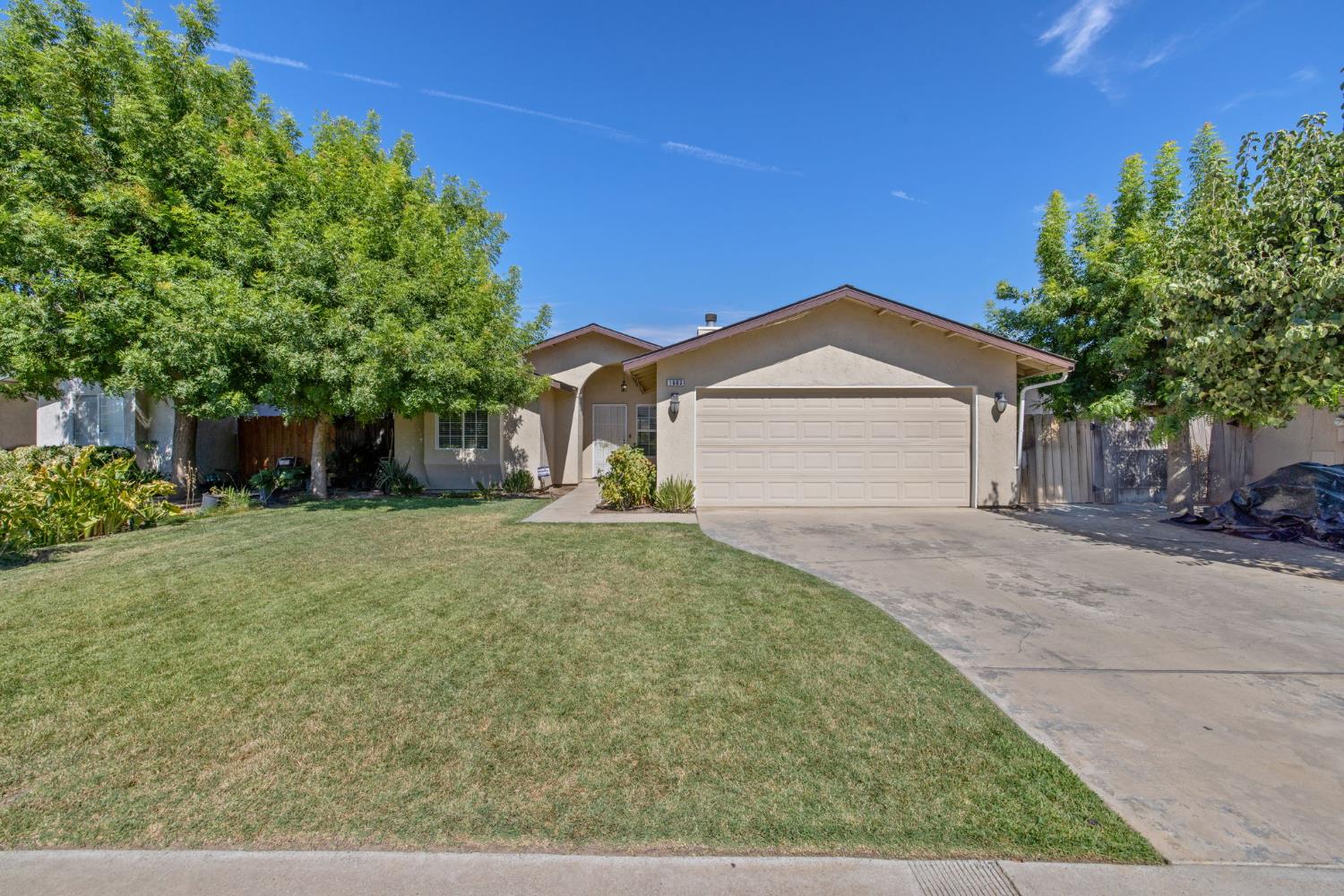 1603 Rosewood Ln, Hanford, CA 93230