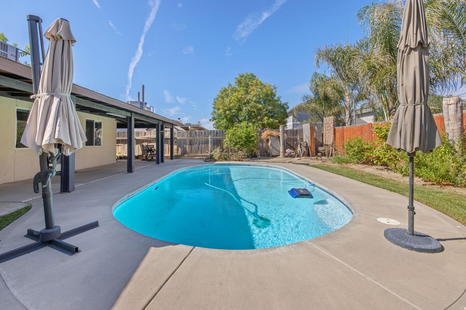 1603 Rosewood Ln, Hanford, CA 93230