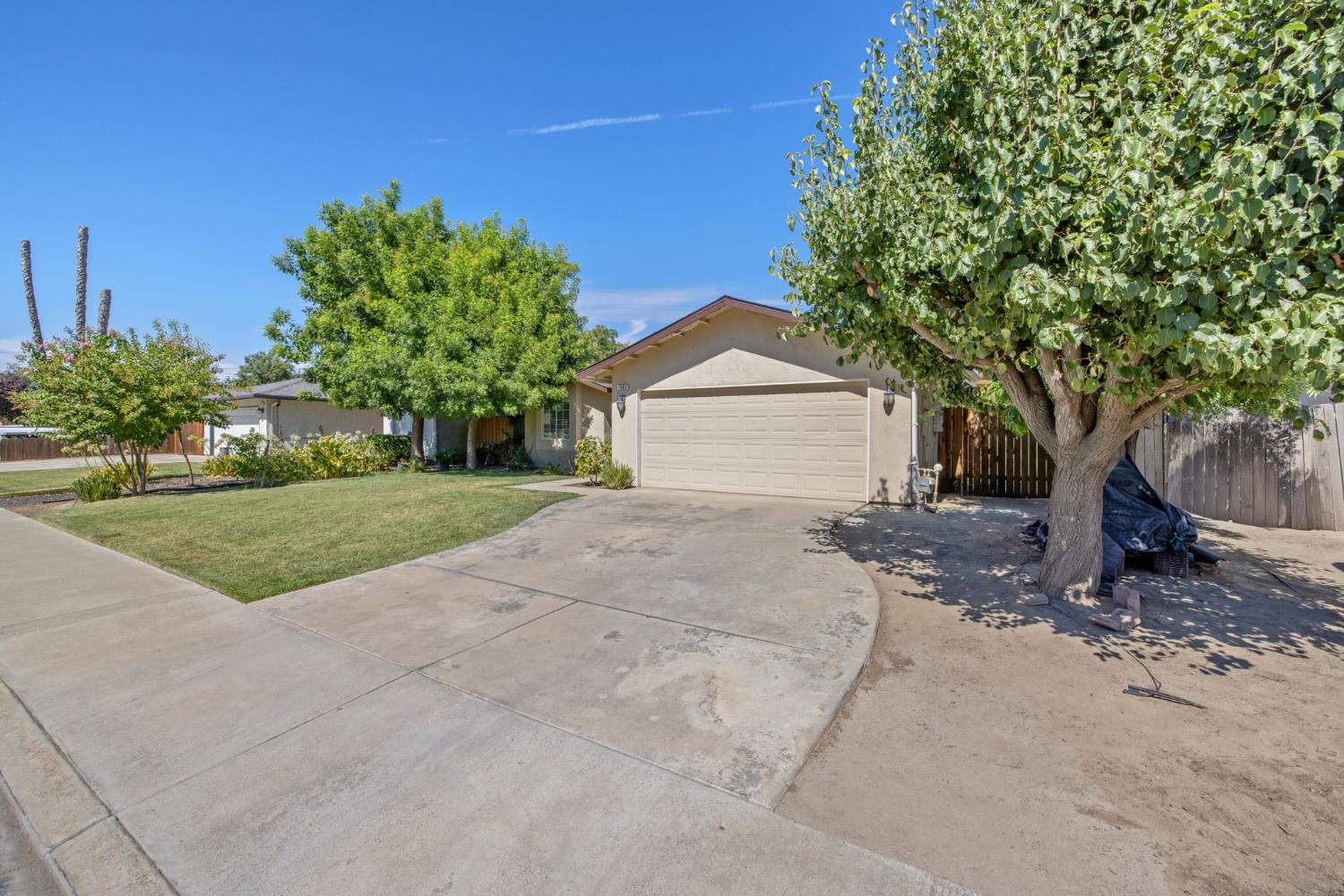 1603 Rosewood Ln, Hanford, CA 93230