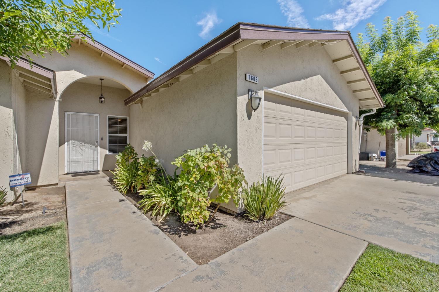 1603 Rosewood Ln, Hanford, CA 93230