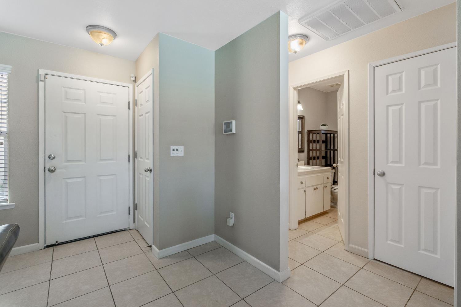 1603 Rosewood Ln, Hanford, CA 93230