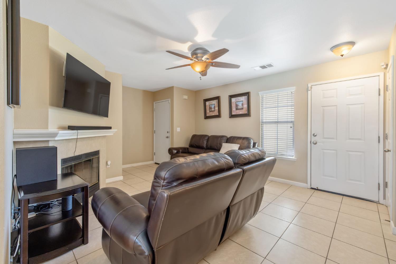 1603 Rosewood Ln, Hanford, CA 93230