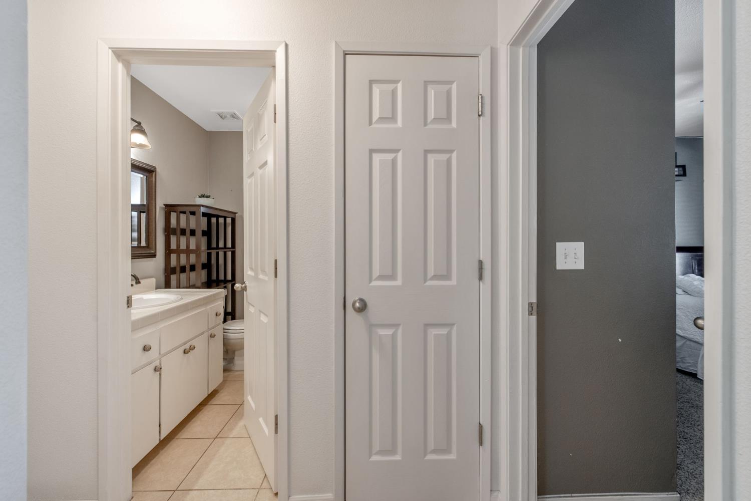 1603 Rosewood Ln, Hanford, CA 93230