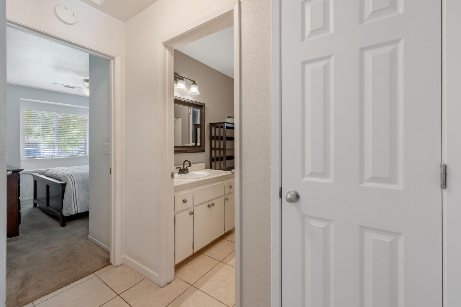 1603 Rosewood Ln, Hanford, CA 93230