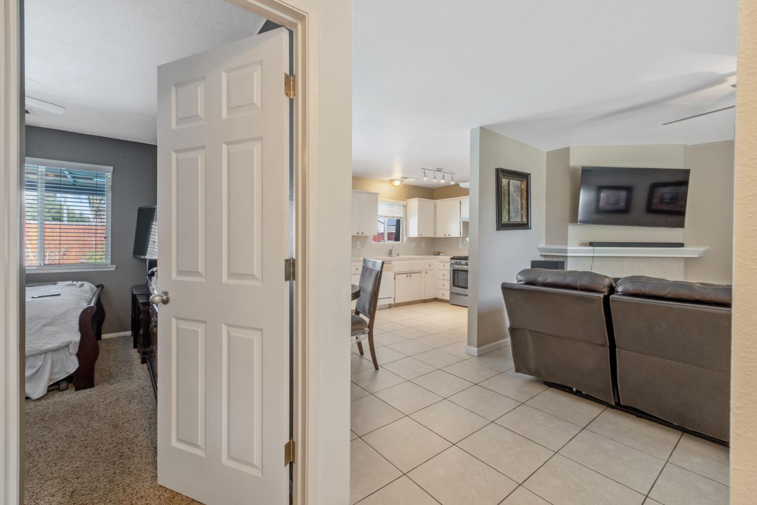 1603 Rosewood Ln, Hanford, CA 93230