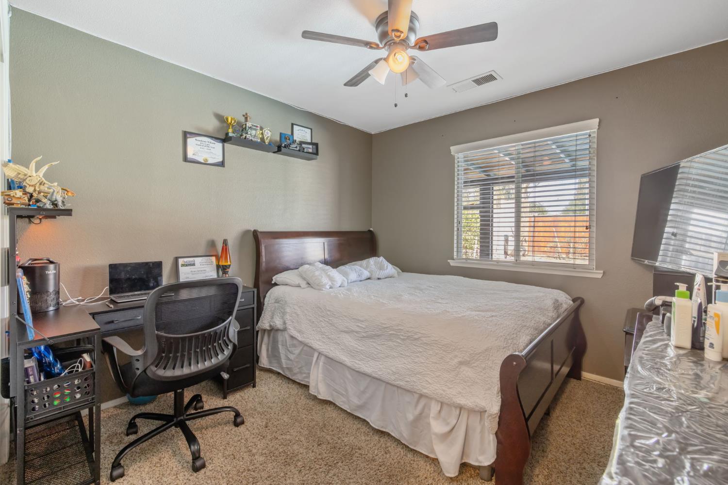 1603 Rosewood Ln, Hanford, CA 93230