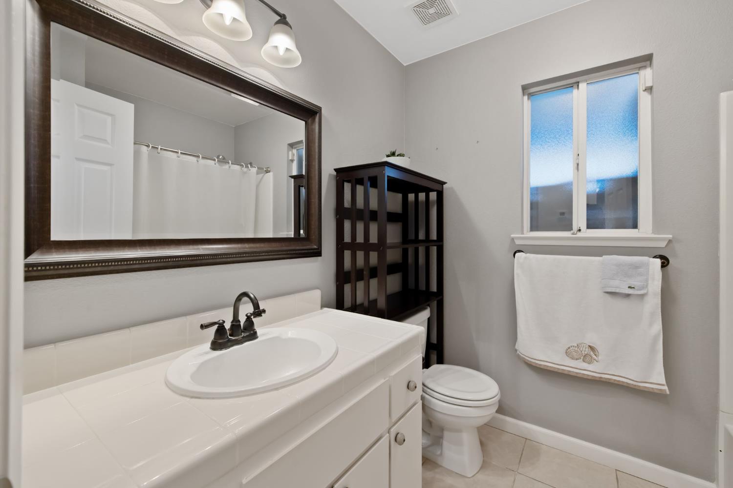 1603 Rosewood Ln, Hanford, CA 93230
