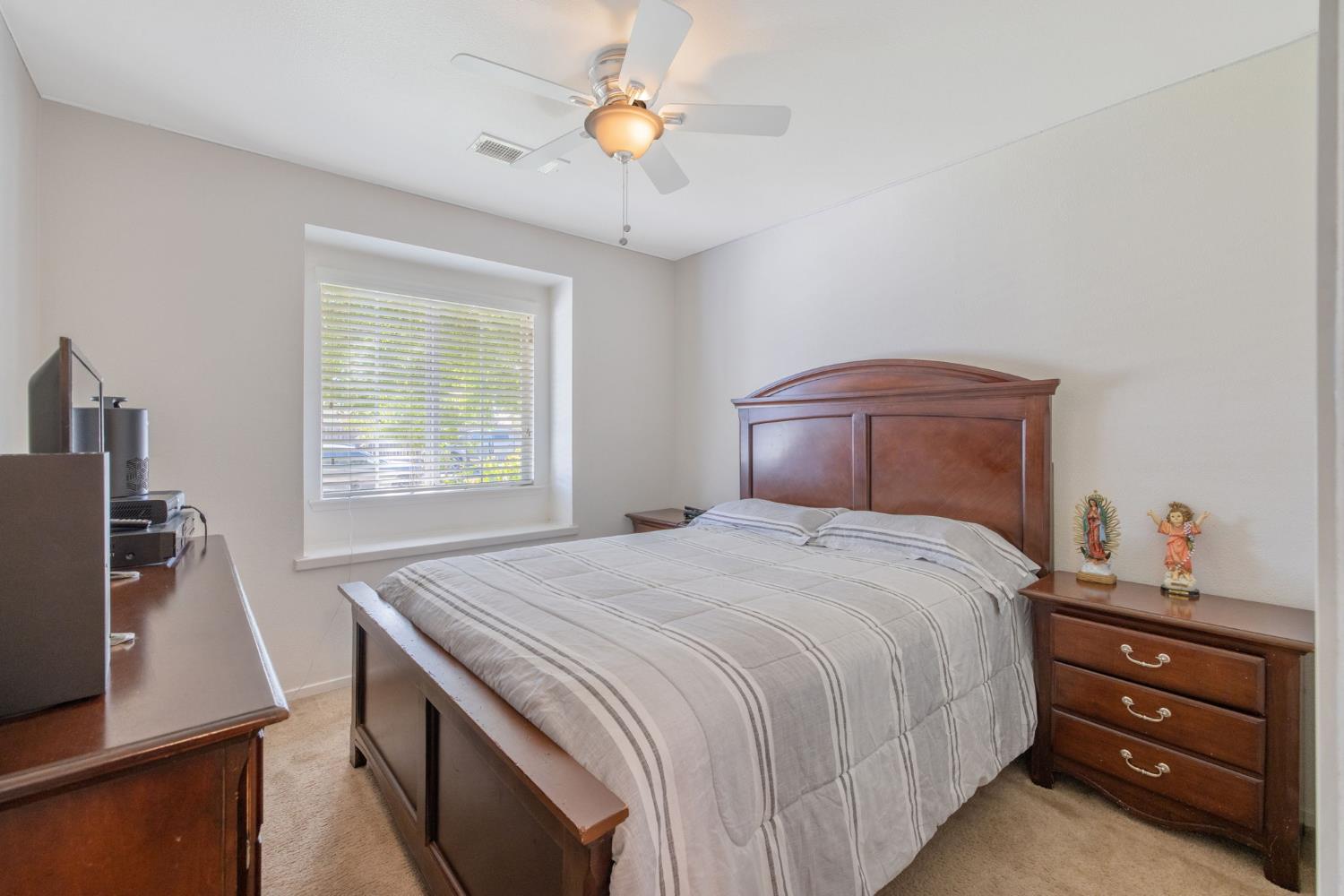 1603 Rosewood Ln, Hanford, CA 93230