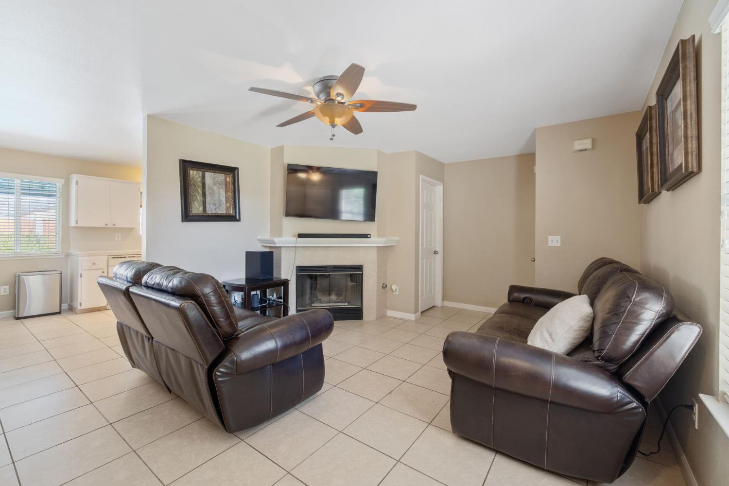 1603 Rosewood Ln, Hanford, CA 93230