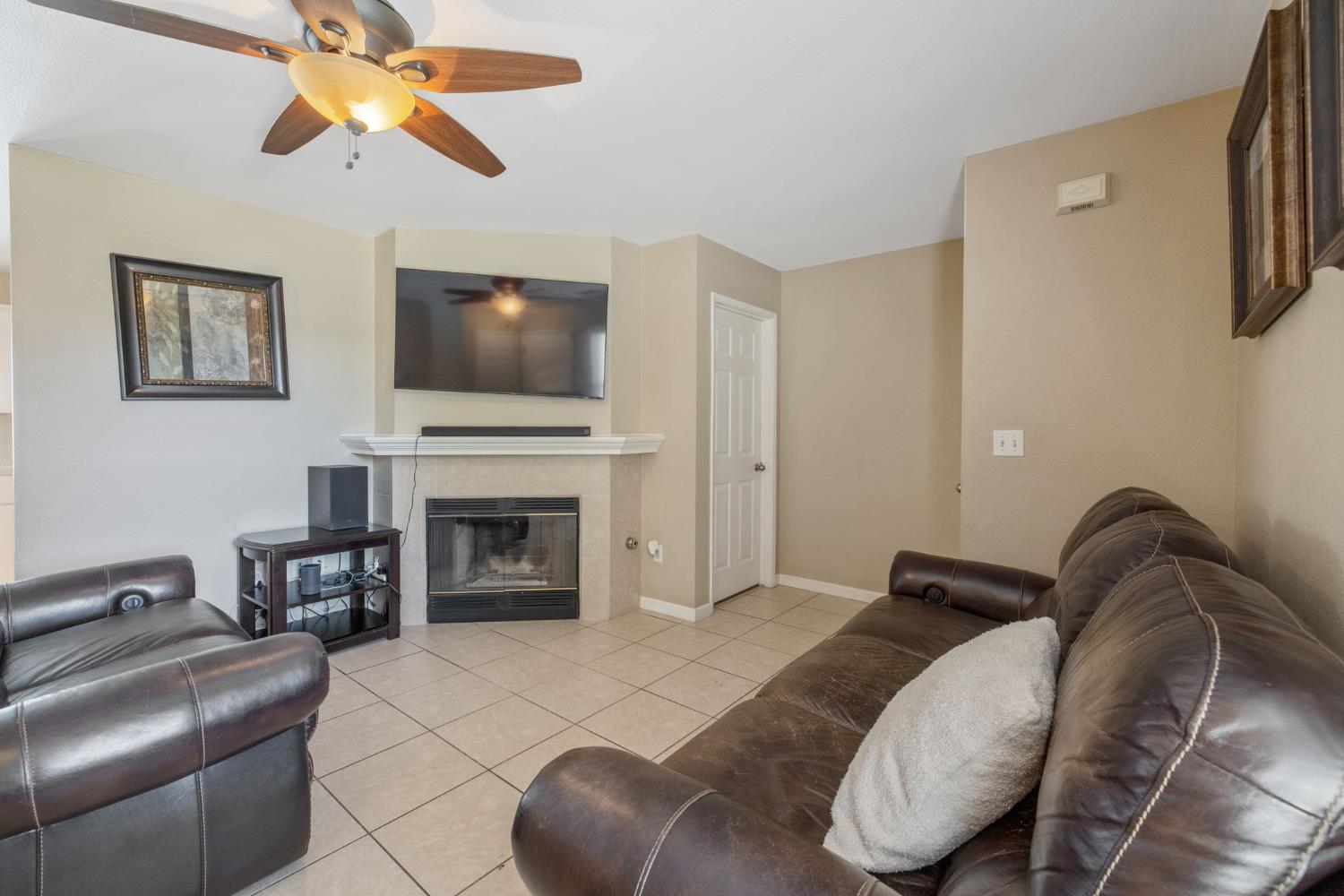 1603 Rosewood Ln, Hanford, CA 93230