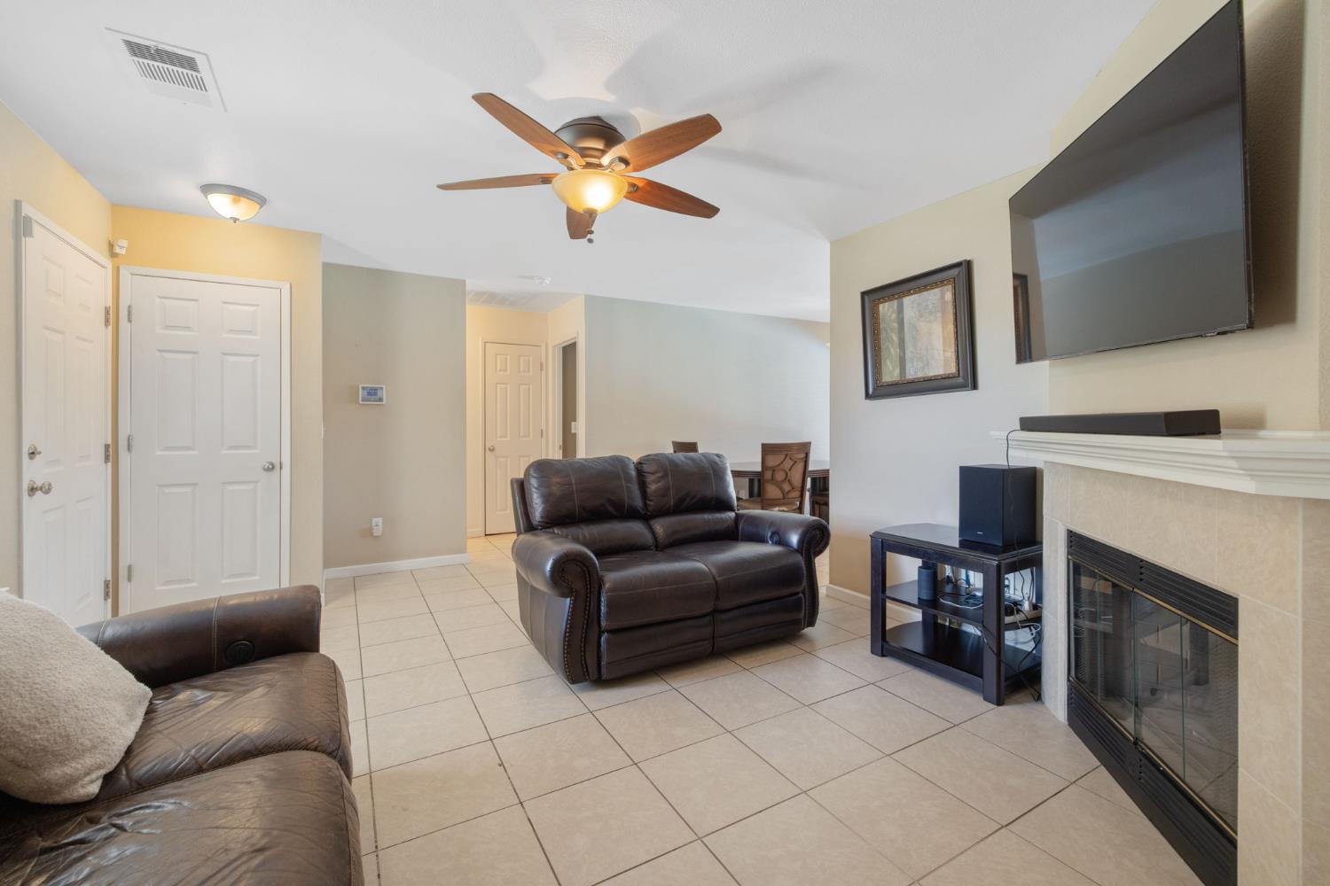 1603 Rosewood Ln, Hanford, CA 93230