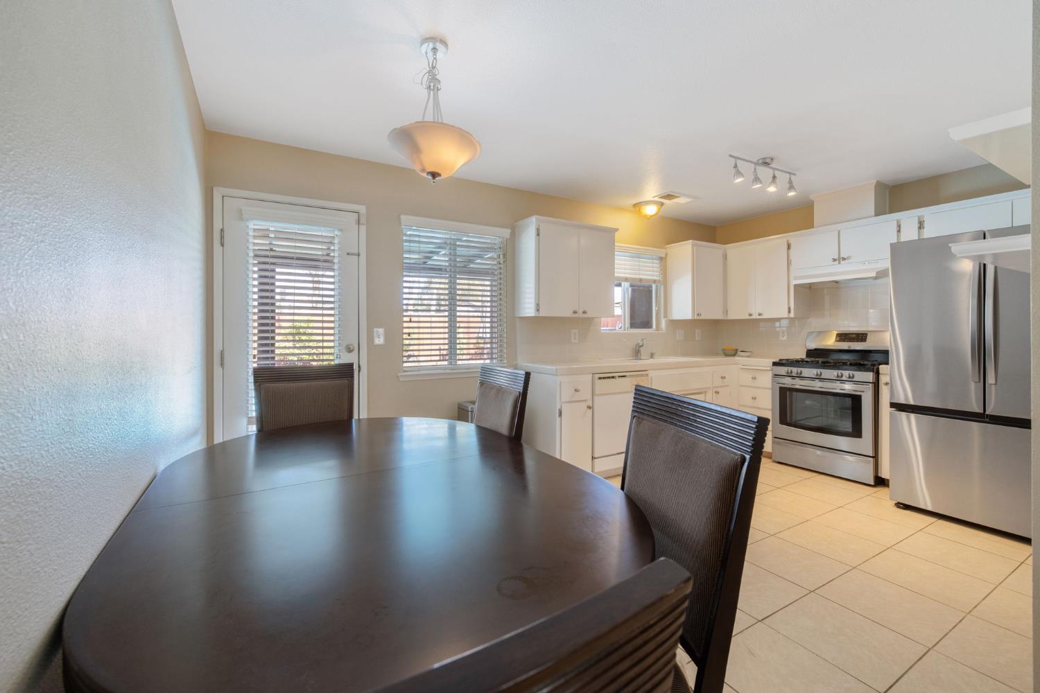 1603 Rosewood Ln, Hanford, CA 93230