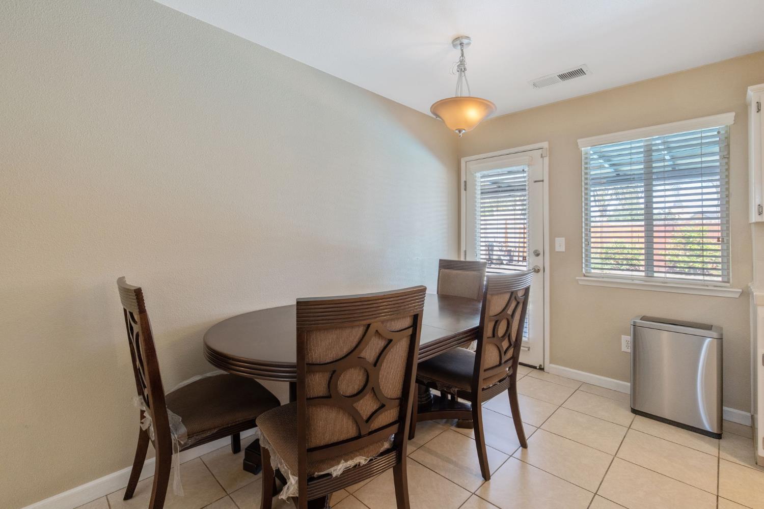 1603 Rosewood Ln, Hanford, CA 93230