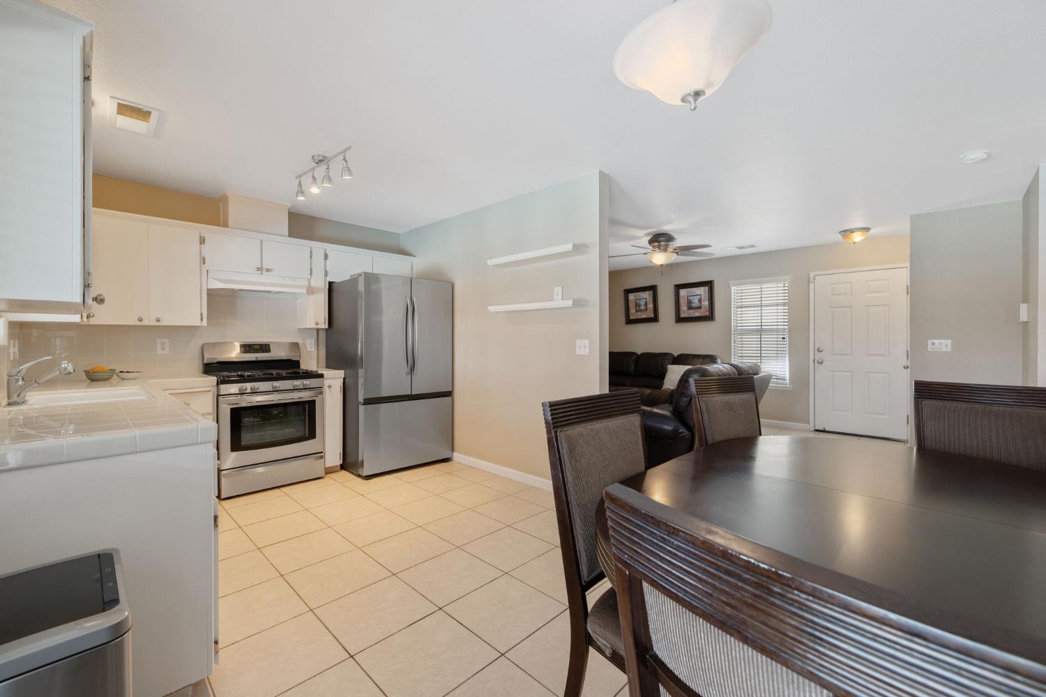 1603 Rosewood Ln, Hanford, CA 93230
