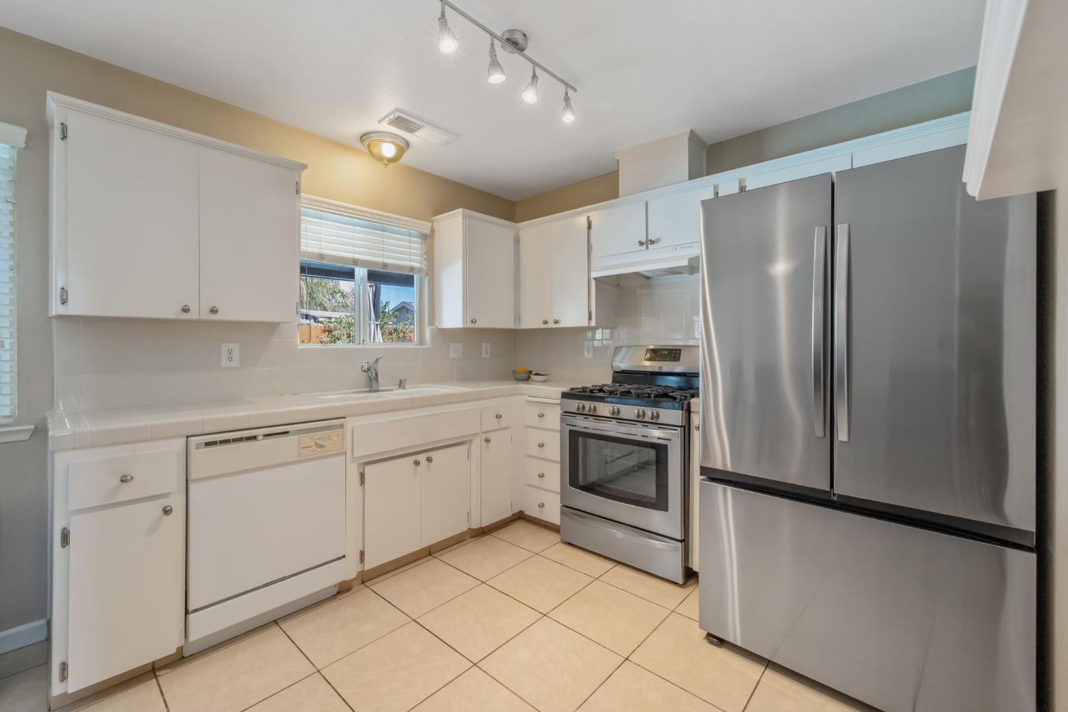 1603 Rosewood Ln, Hanford, CA 93230