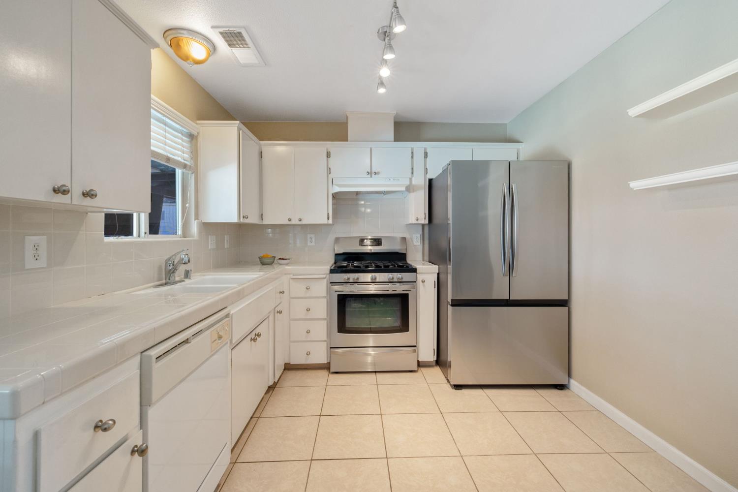 1603 Rosewood Ln, Hanford, CA 93230