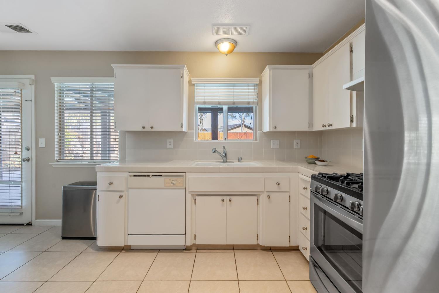 1603 Rosewood Ln, Hanford, CA 93230