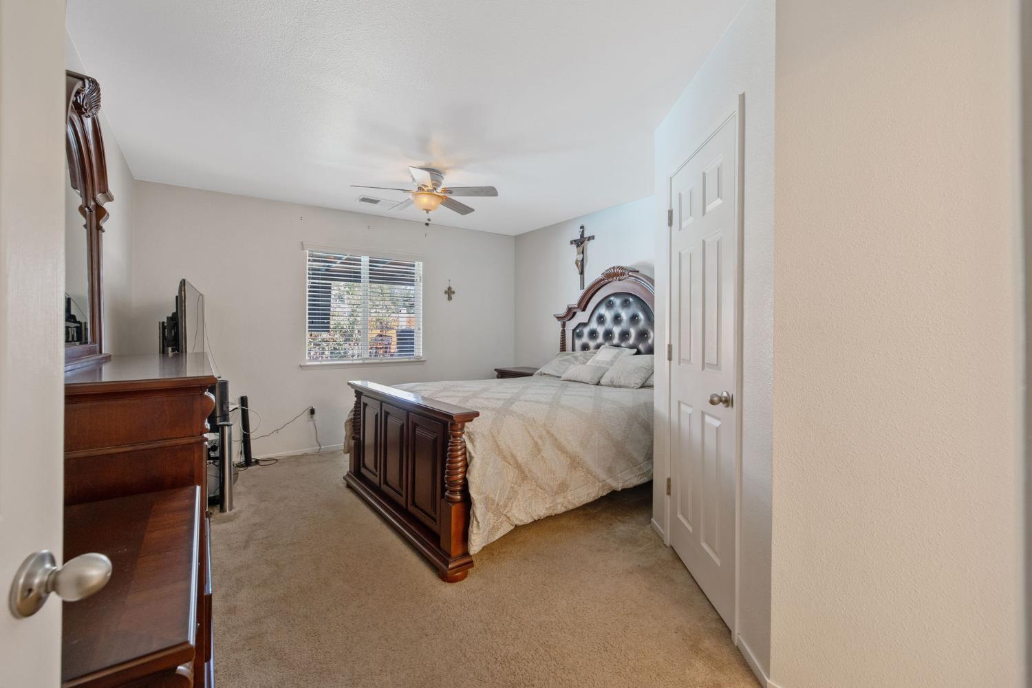 1603 Rosewood Ln, Hanford, CA 93230