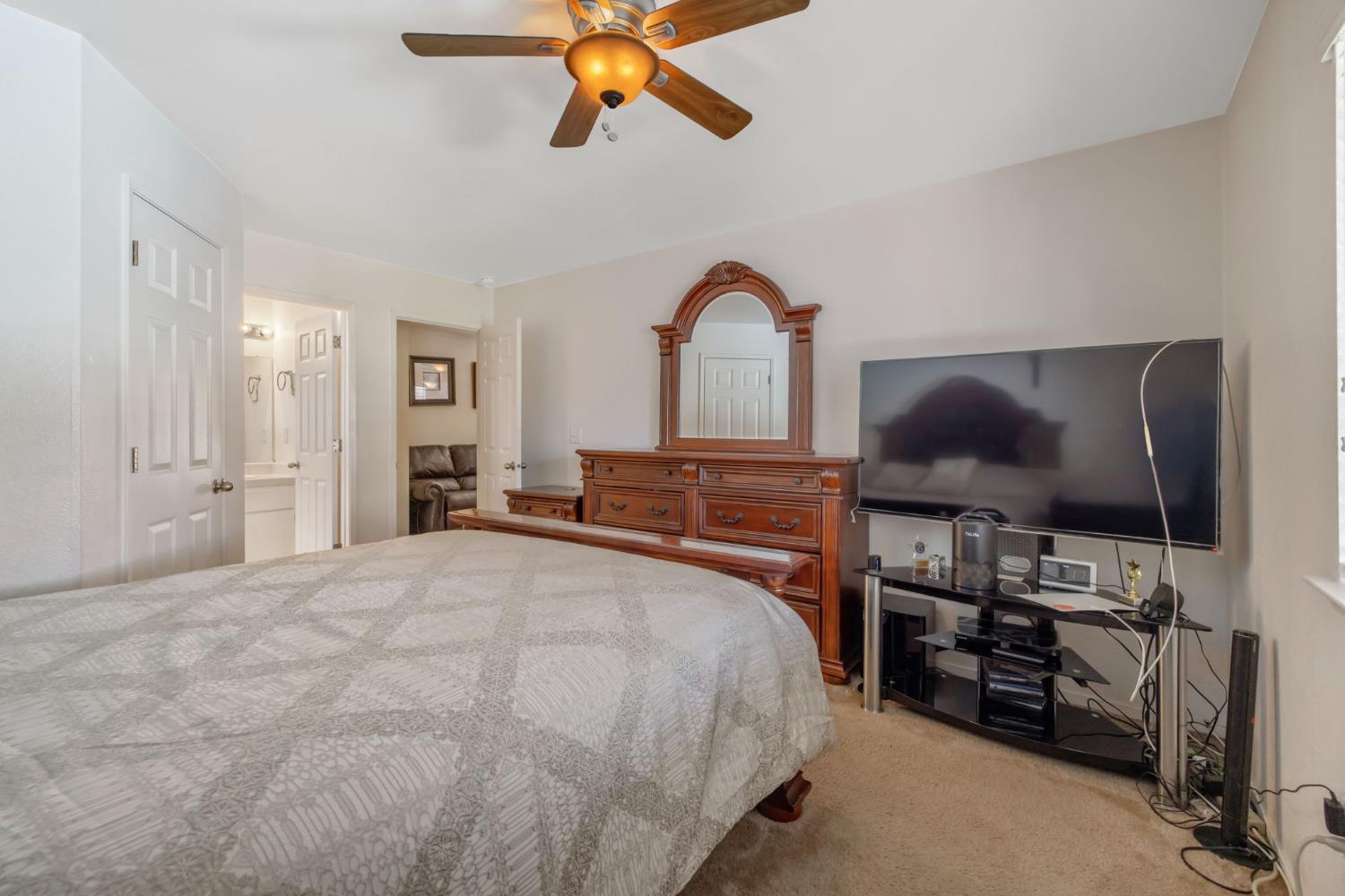 1603 Rosewood Ln, Hanford, CA 93230