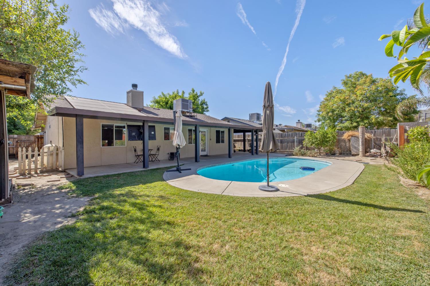 1603 Rosewood Ln, Hanford, CA 93230