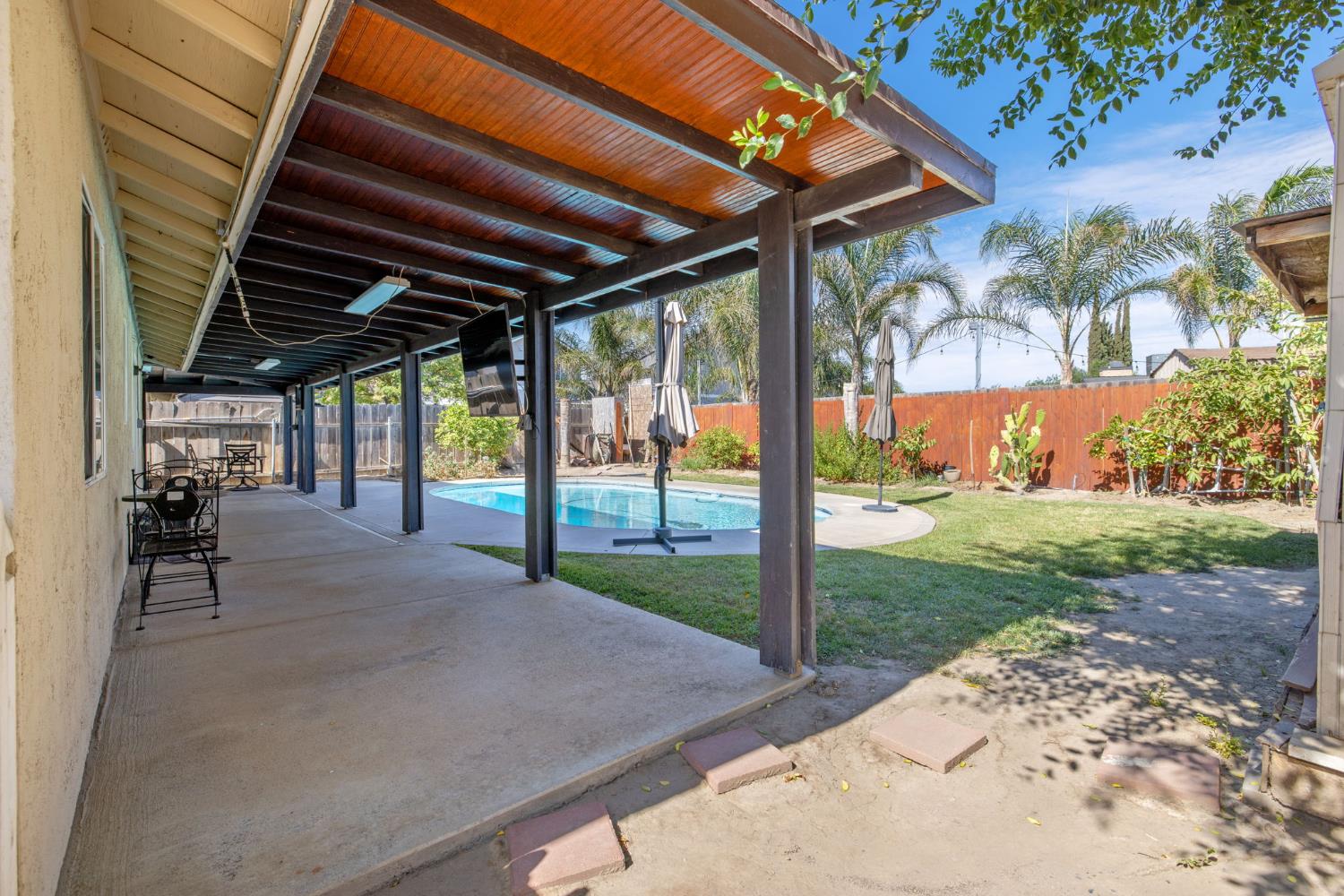 1603 Rosewood Ln, Hanford, CA 93230