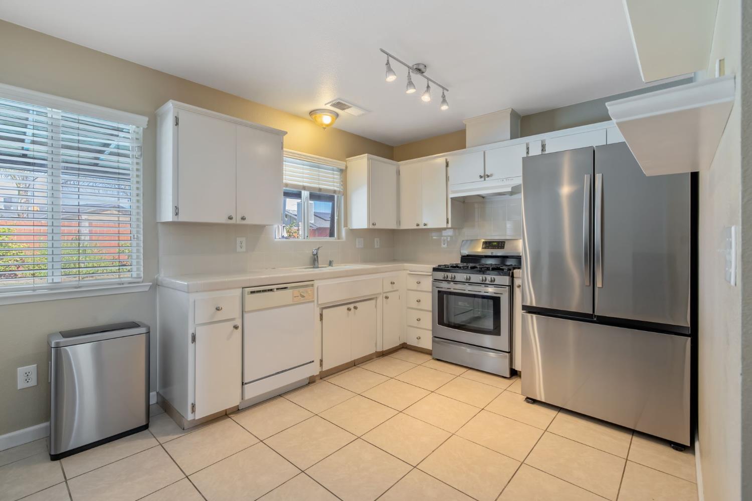1603 Rosewood Ln, Hanford, CA 93230