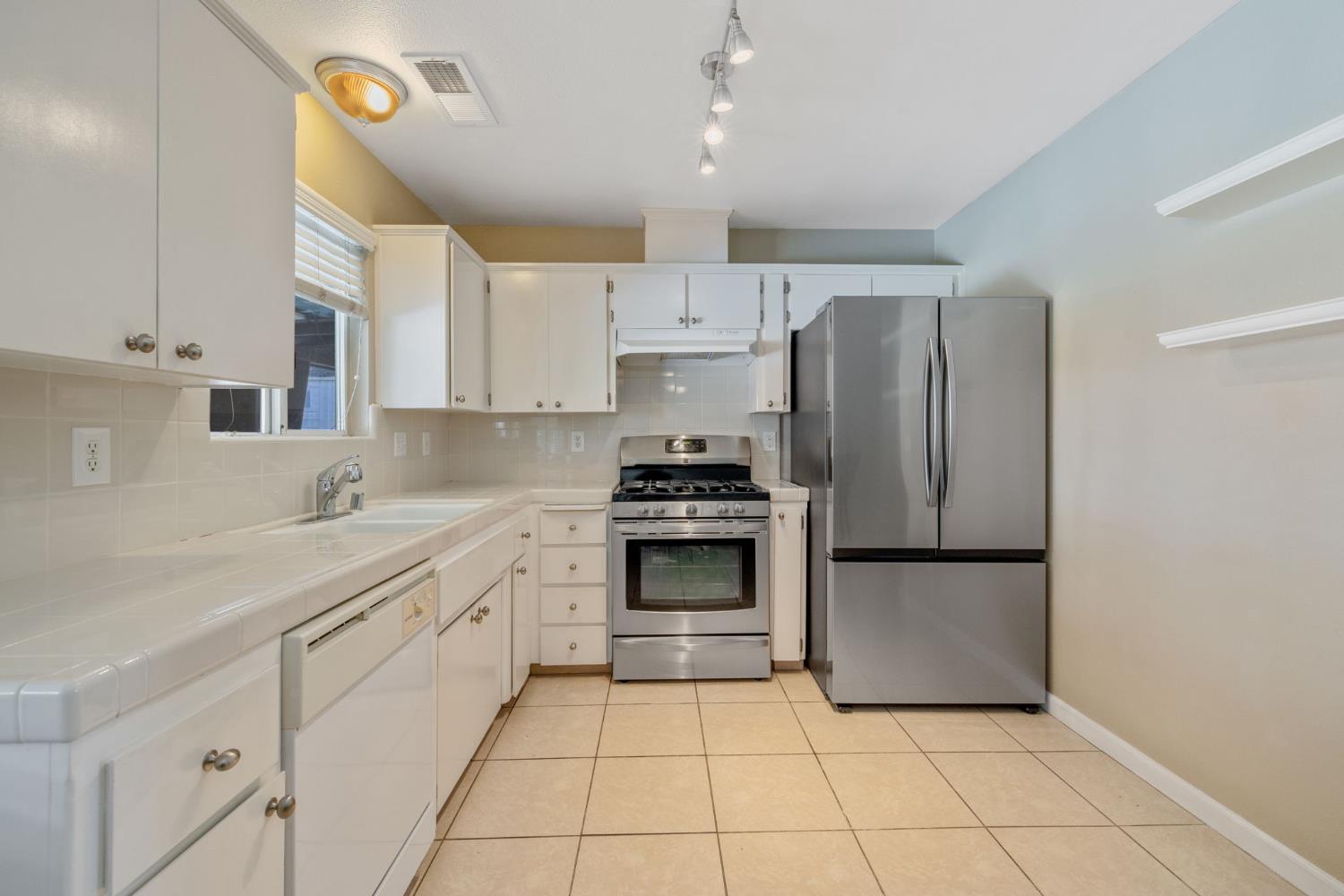 1603 Rosewood Ln, Hanford, CA 93230