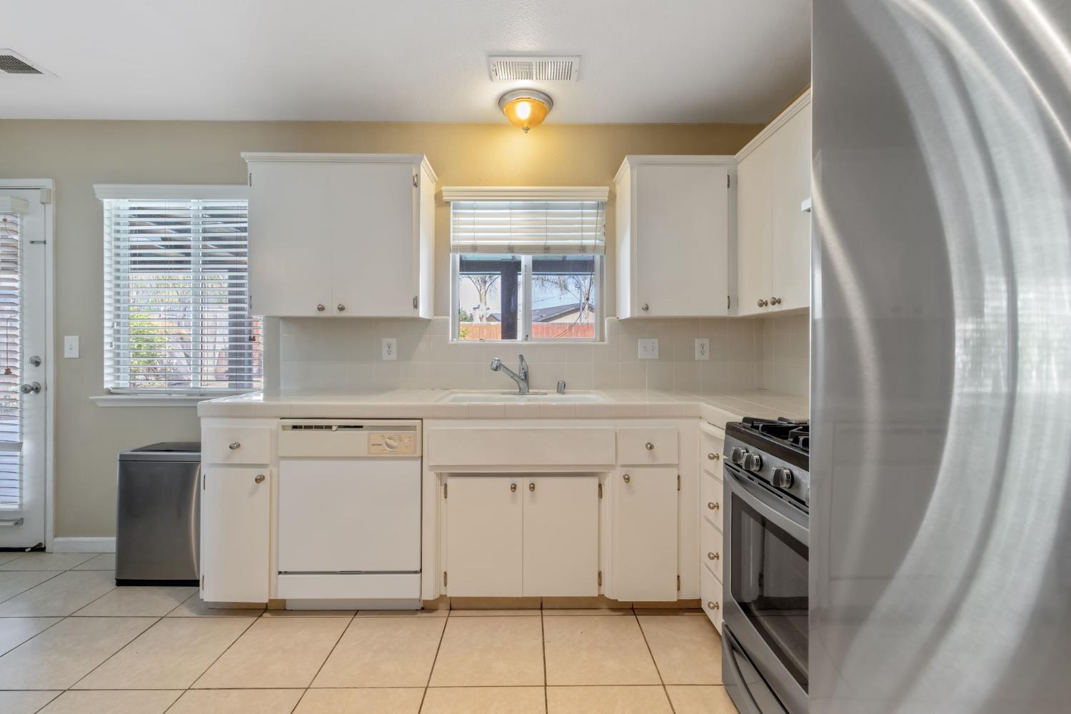 1603 Rosewood Ln, Hanford, CA 93230