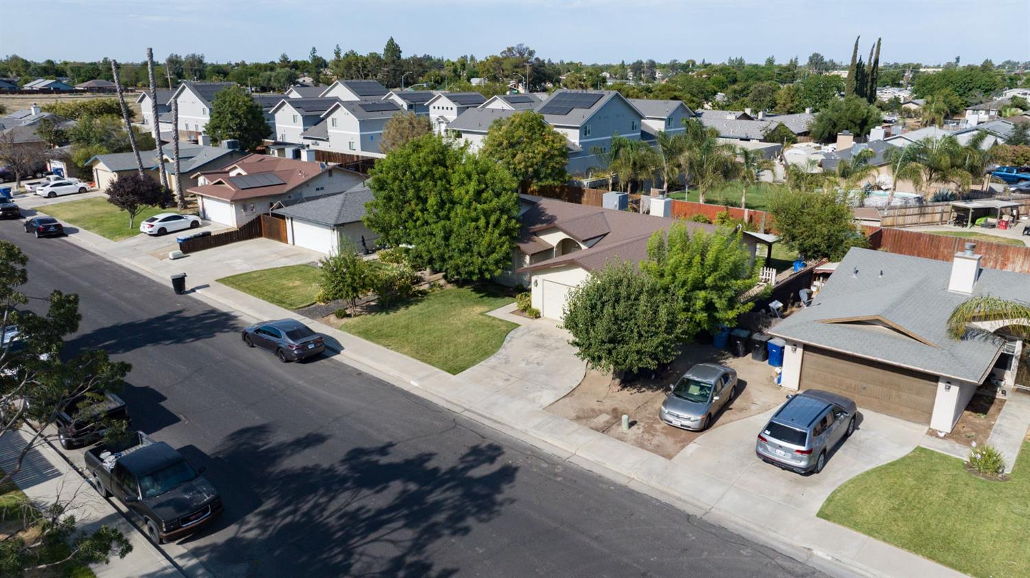1603 Rosewood Ln, Hanford, CA 93230