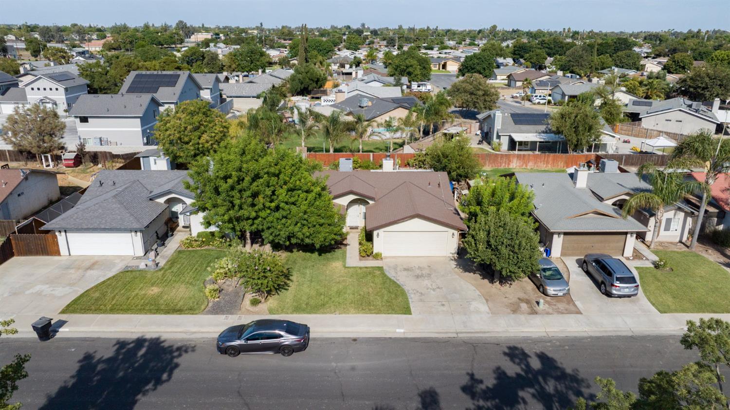 1603 Rosewood Ln, Hanford, CA 93230