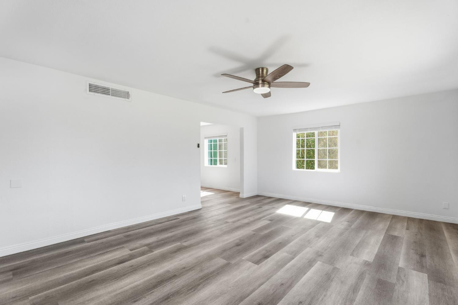 841 W Walnut Ave, Visalia, CA 93277
