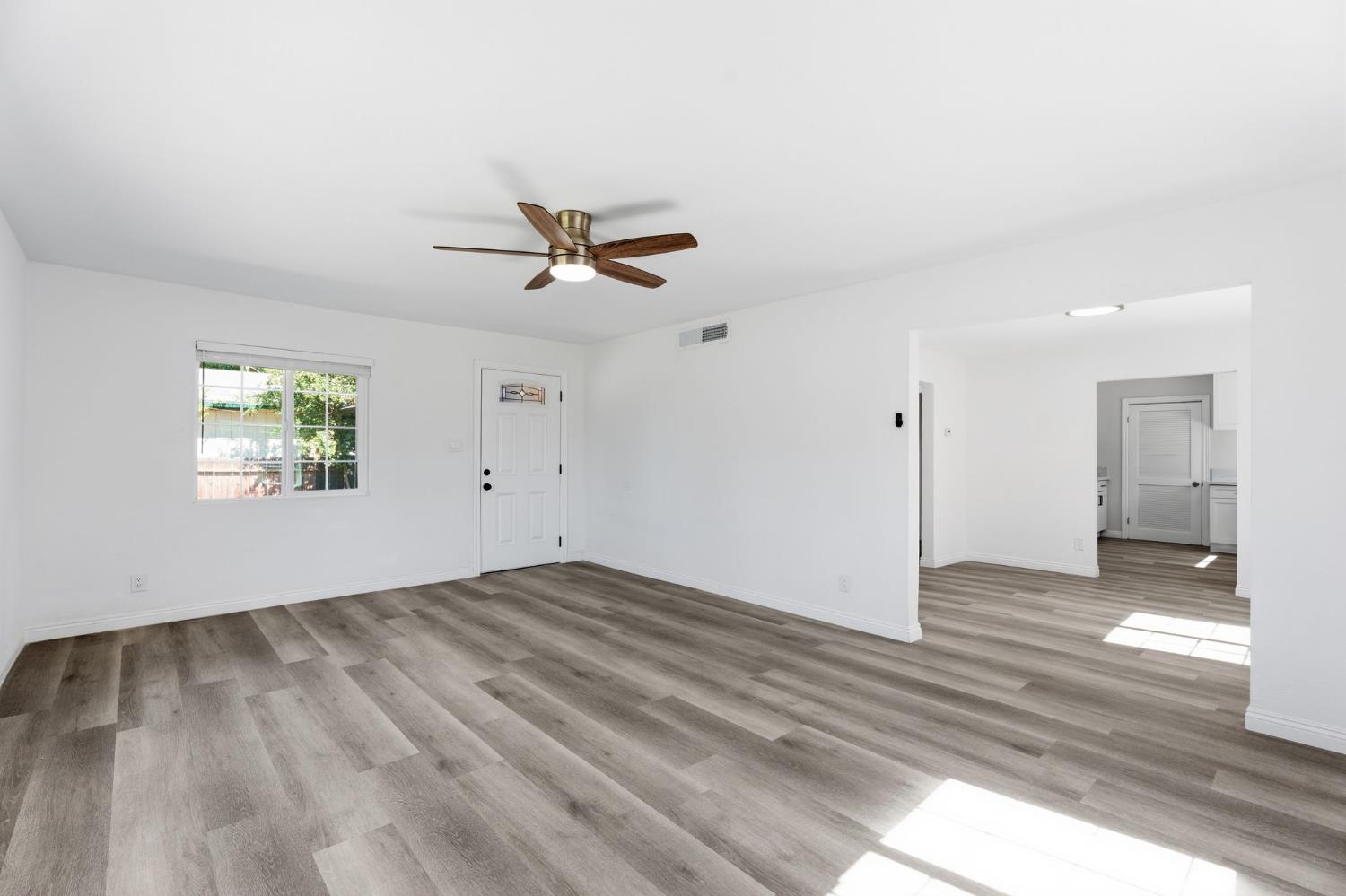 841 W Walnut Ave, Visalia, CA 93277