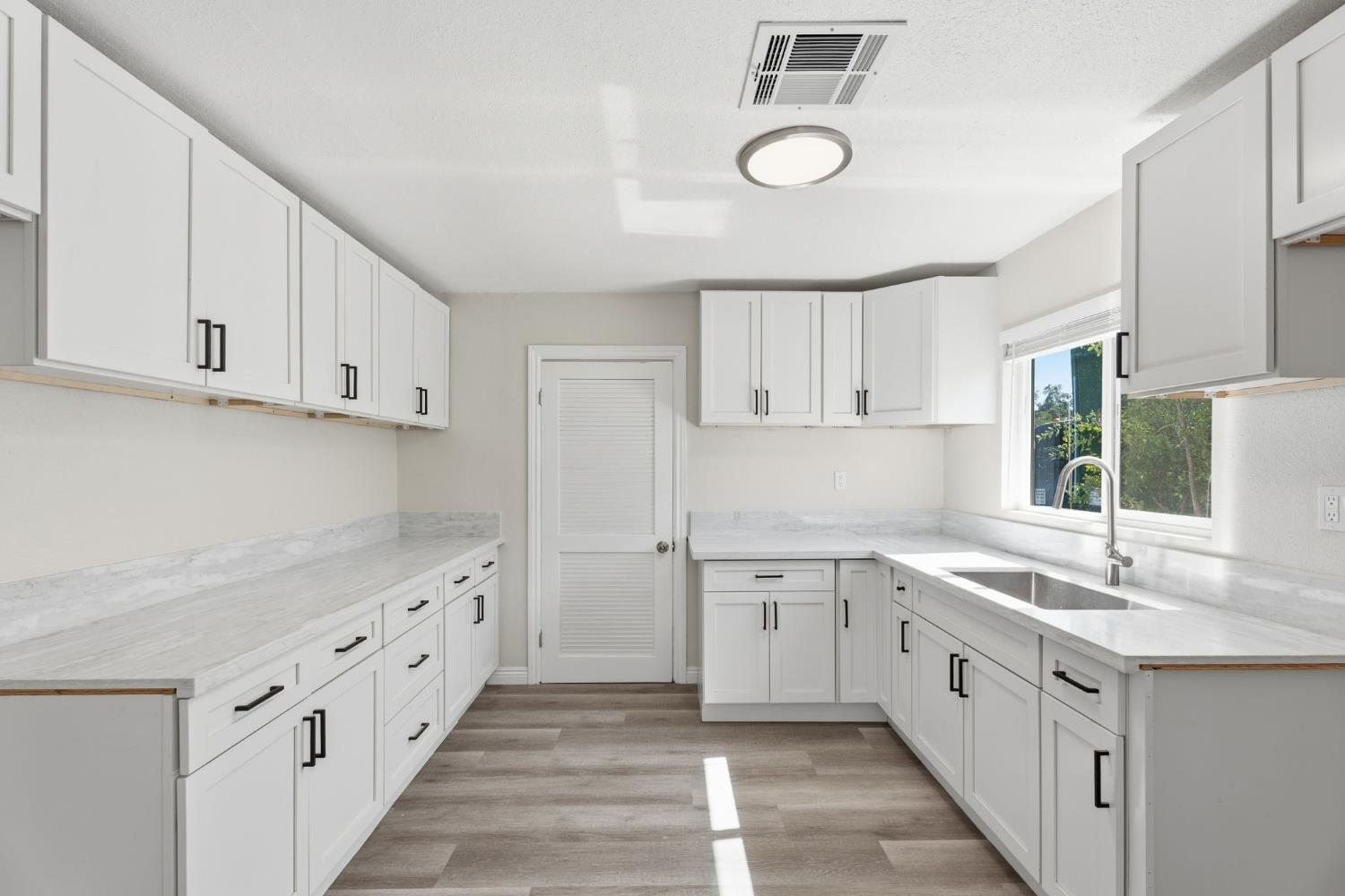 841 W Walnut Ave, Visalia, CA 93277