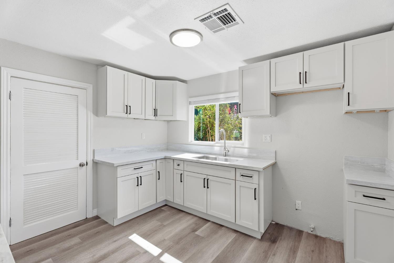 841 W Walnut Ave, Visalia, CA 93277