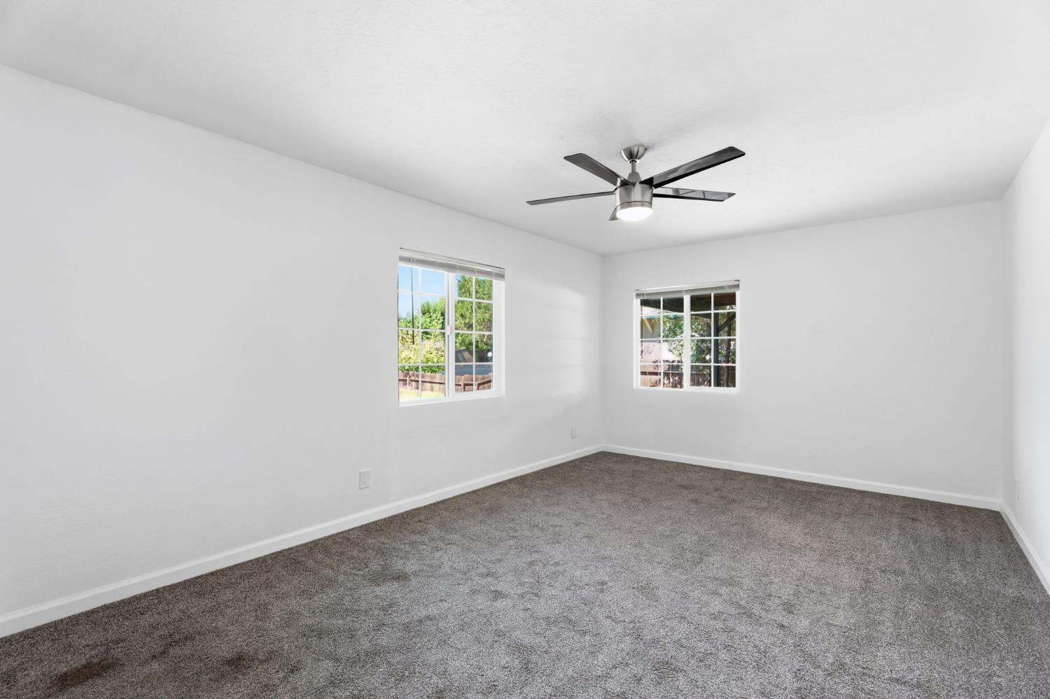 841 W Walnut Ave, Visalia, CA 93277