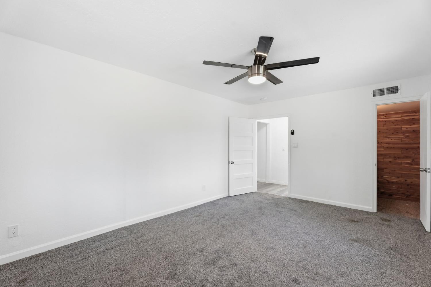 841 W Walnut Ave, Visalia, CA 93277