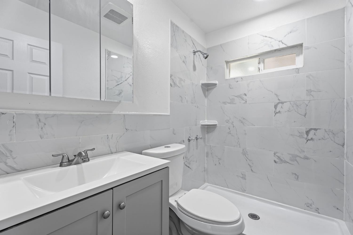 841 W Walnut Ave, Visalia, CA 93277