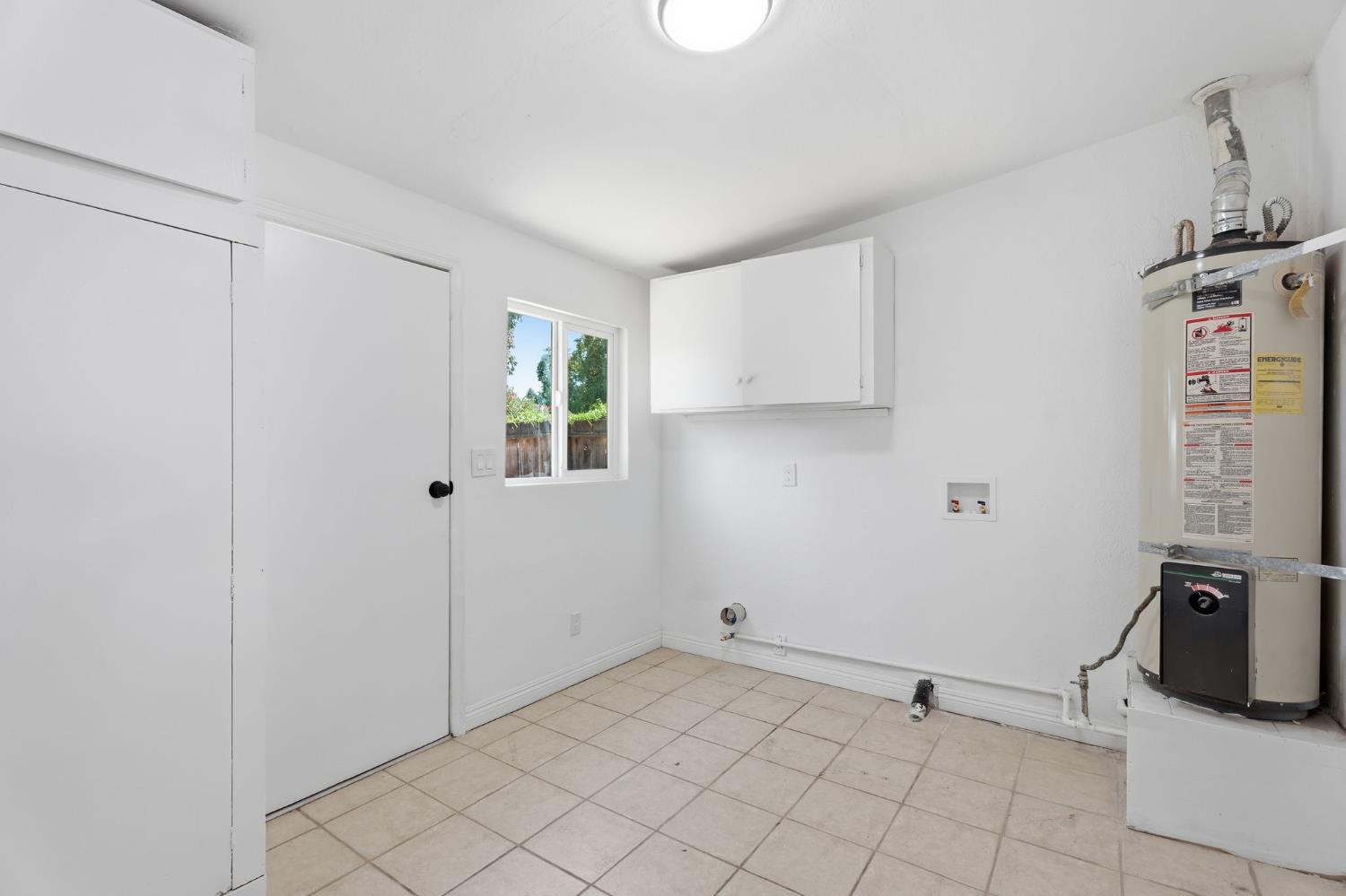 841 W Walnut Ave, Visalia, CA 93277